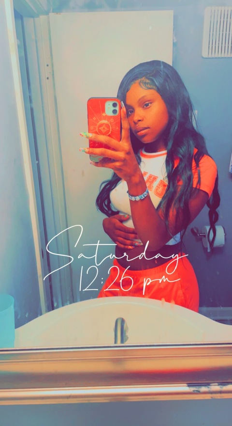 Header of issacoco_queeen